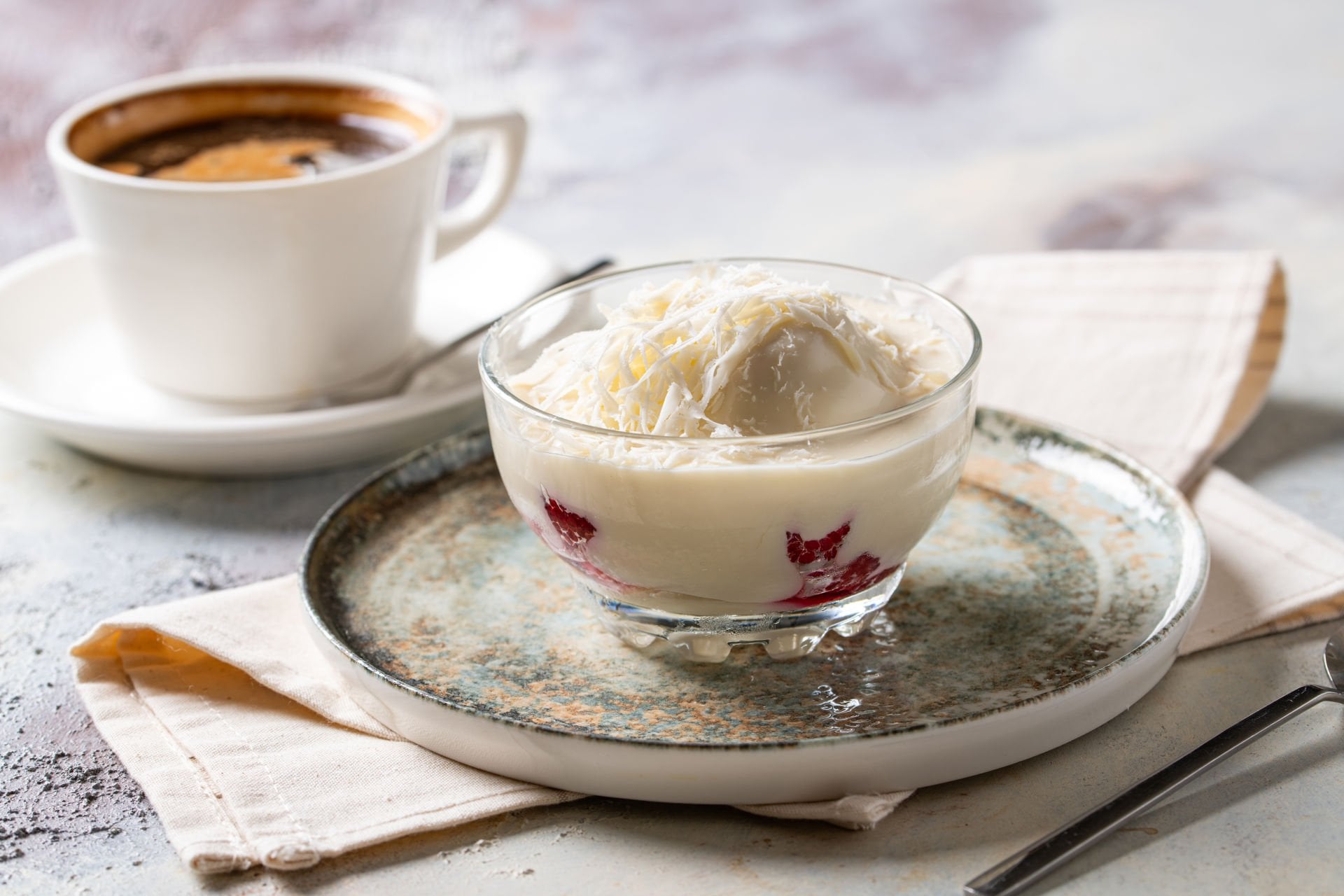 Beyaz Profiterol (Frambuazlı)